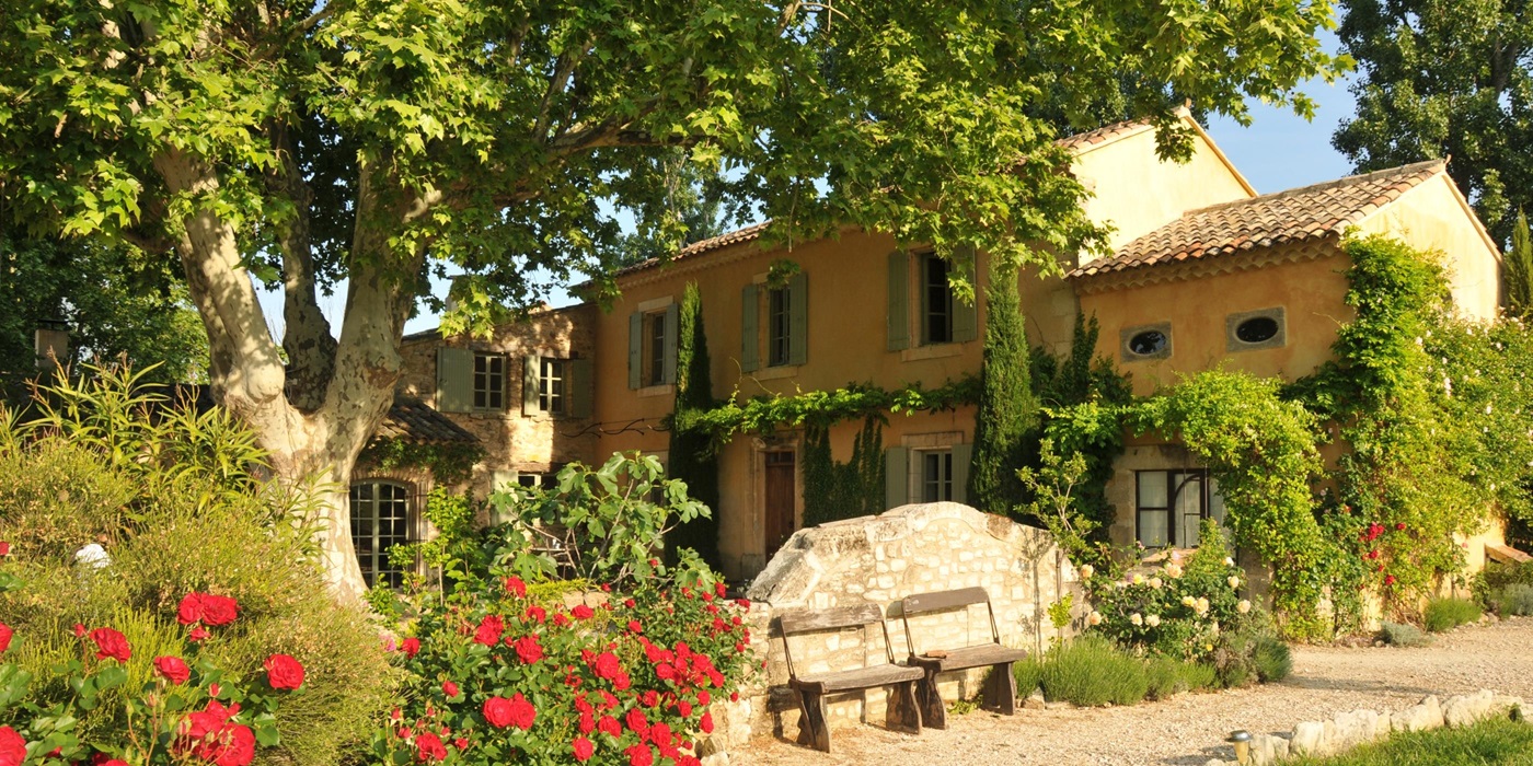 facade and entrance of Le Pont Romain, Provence