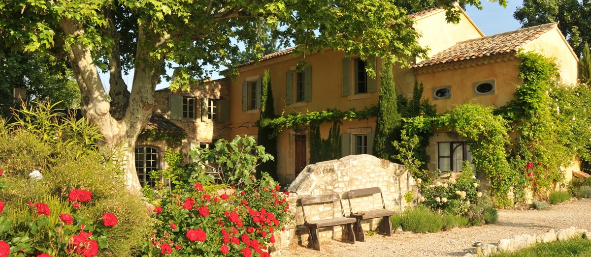 facade and entrance of Le Pont Romain, Provence