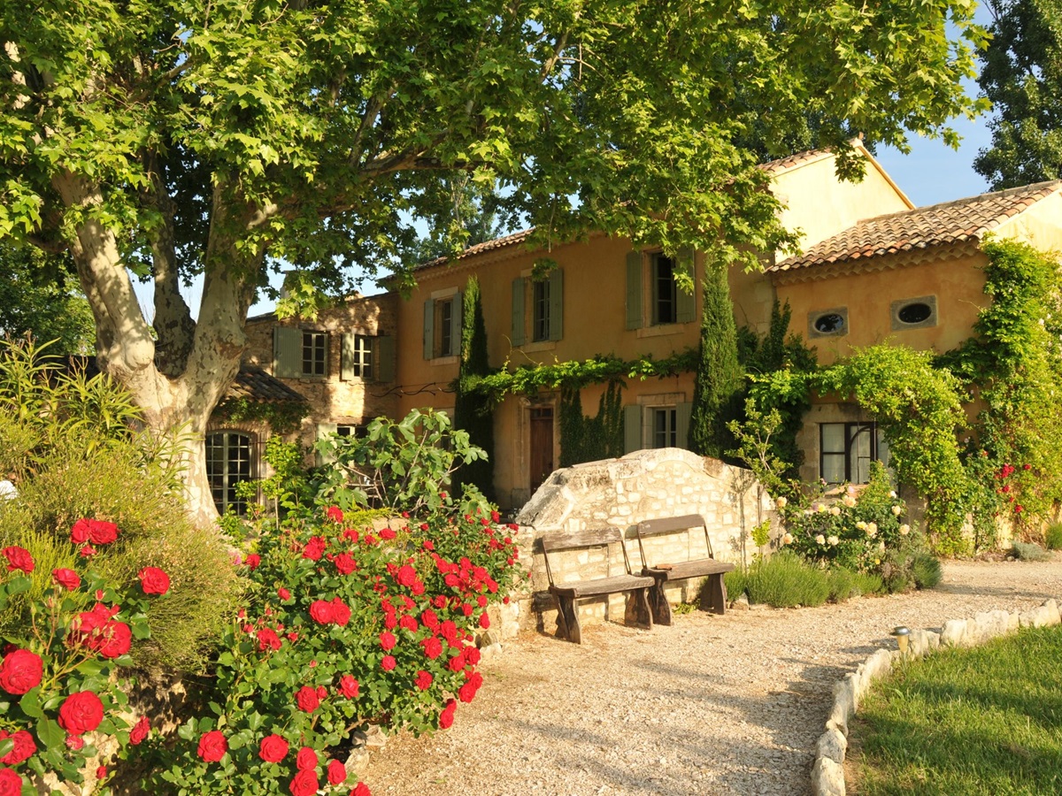 facade and entrance of Le Pont Romain, Provence
