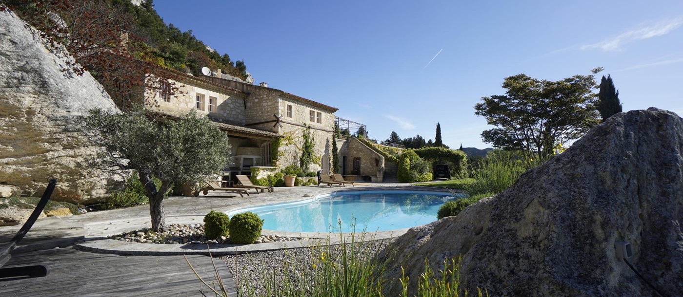 facade and swimming pool in Les Rochers, Provence