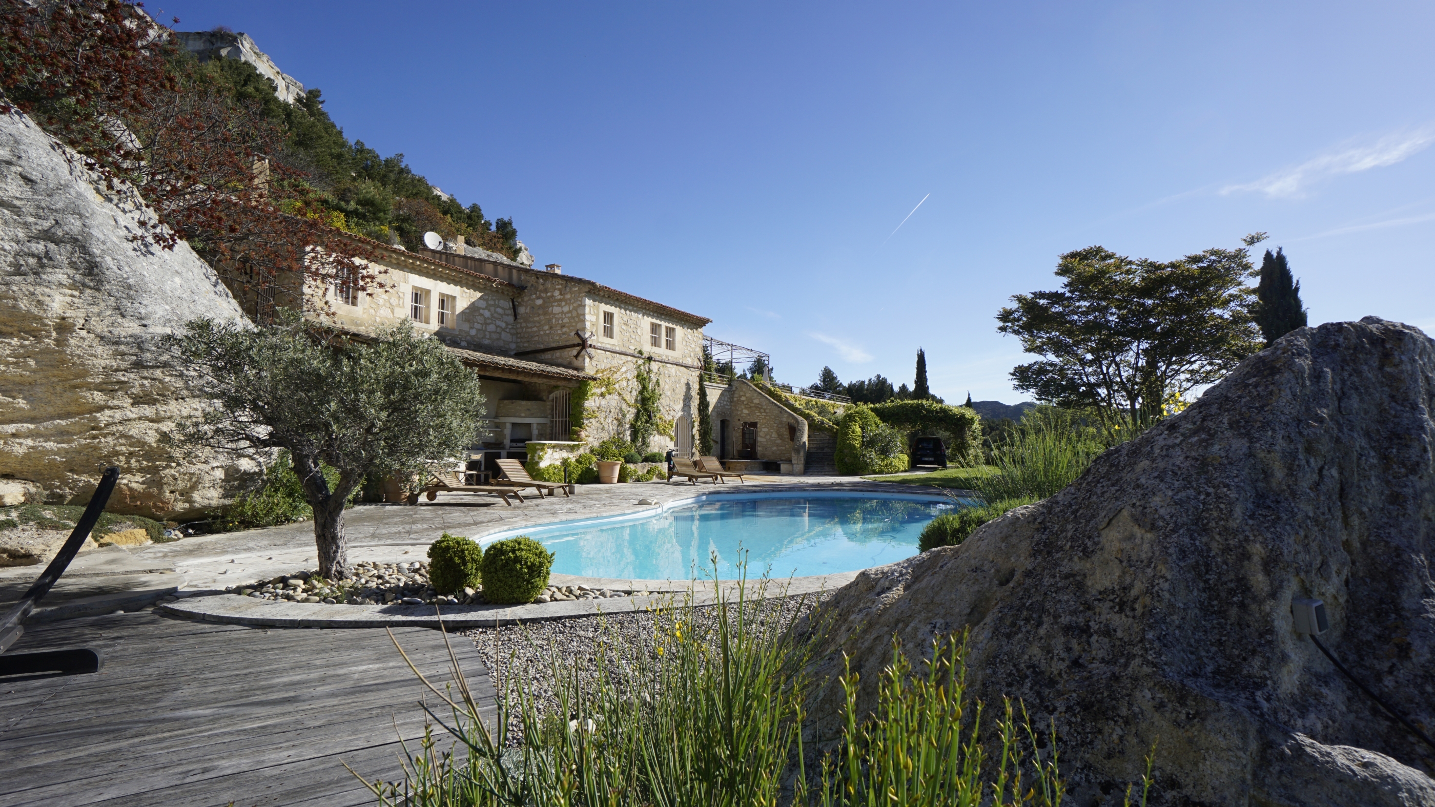 facade and swimming pool in Les Rochers, Provence