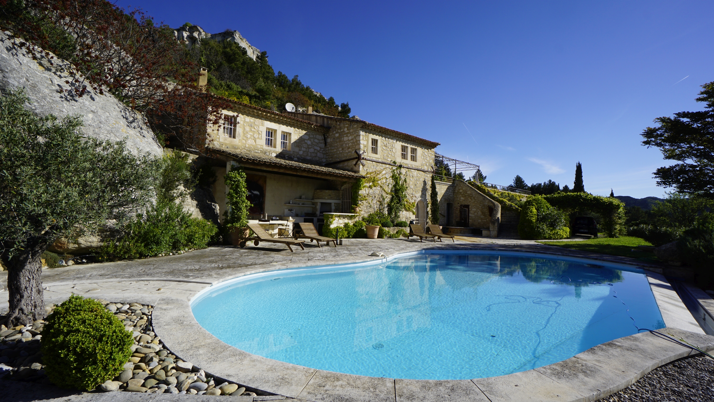 facade and swimming pool in Les Rochers, Provence