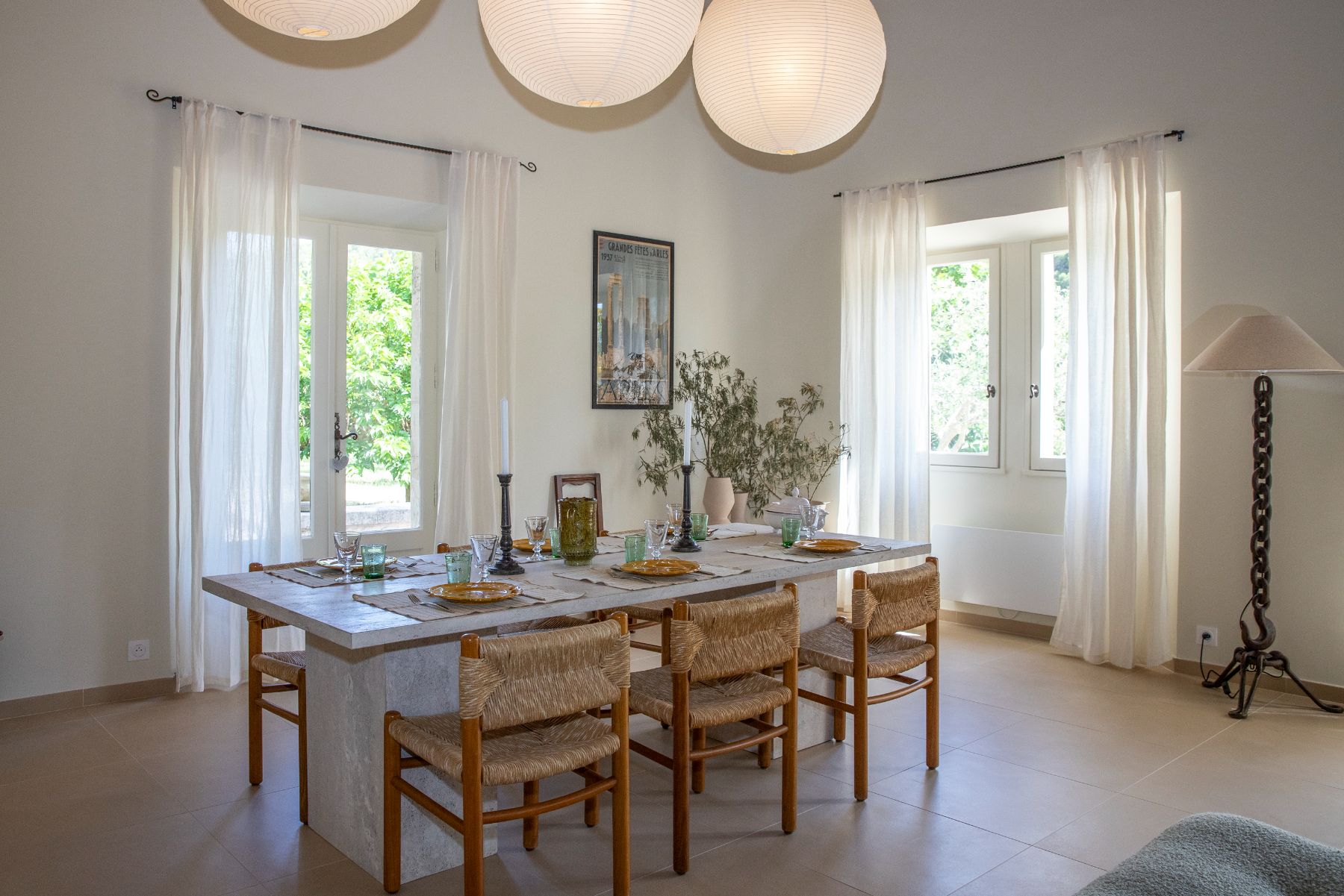 Dining room with dining tablefor six at Maison Les Baux, near Les Baux de Provence, France