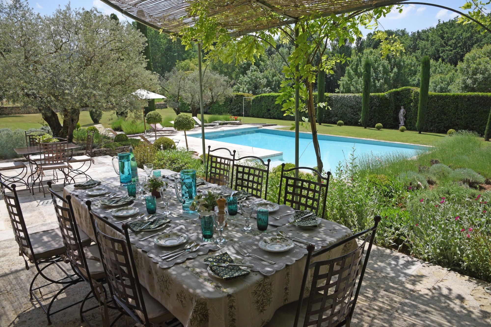 Outdoor dining at Mas des Cerisiers, Provence