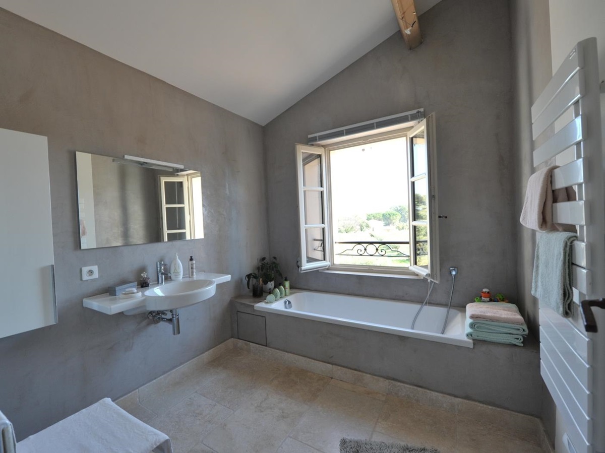 Bathroom with sunken bathtub at Mas Eygalieres in Provence