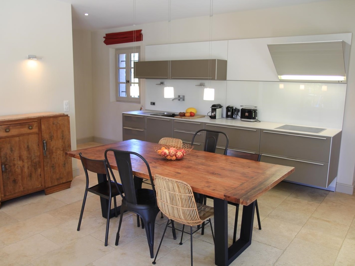 Modern kitchen with dining table for six at Mas Eygalieres in Provence