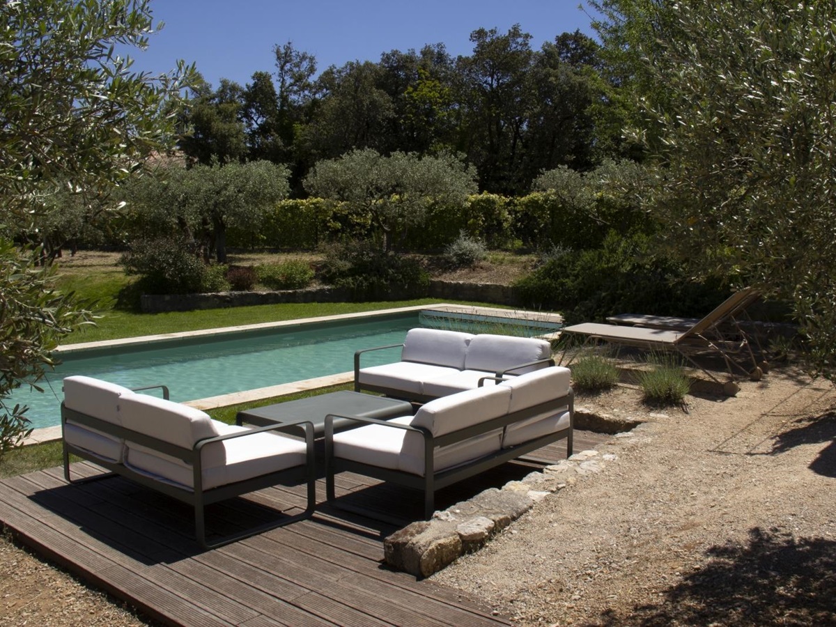 White pool seating with large table at Mas Eygalieres in Provence