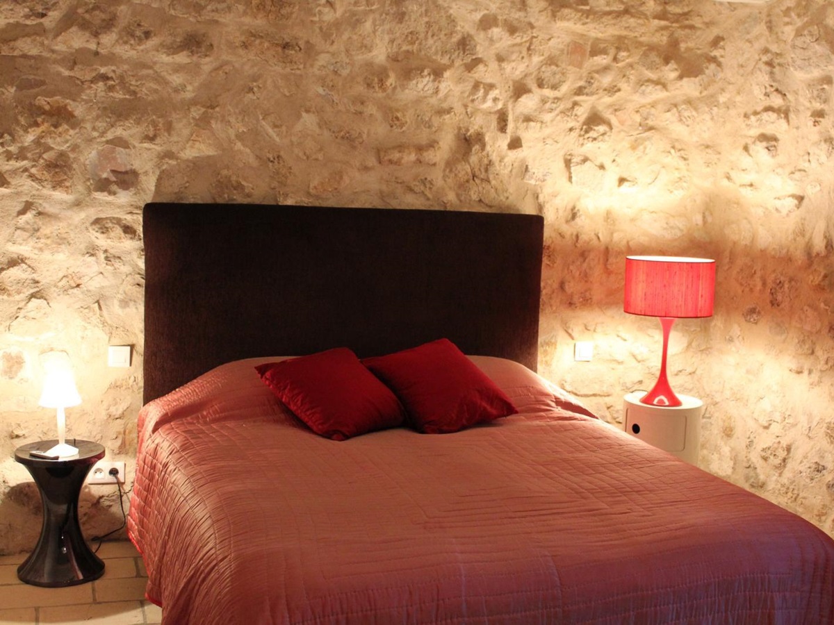 Red bedroom in Mas Jaisses, Provence