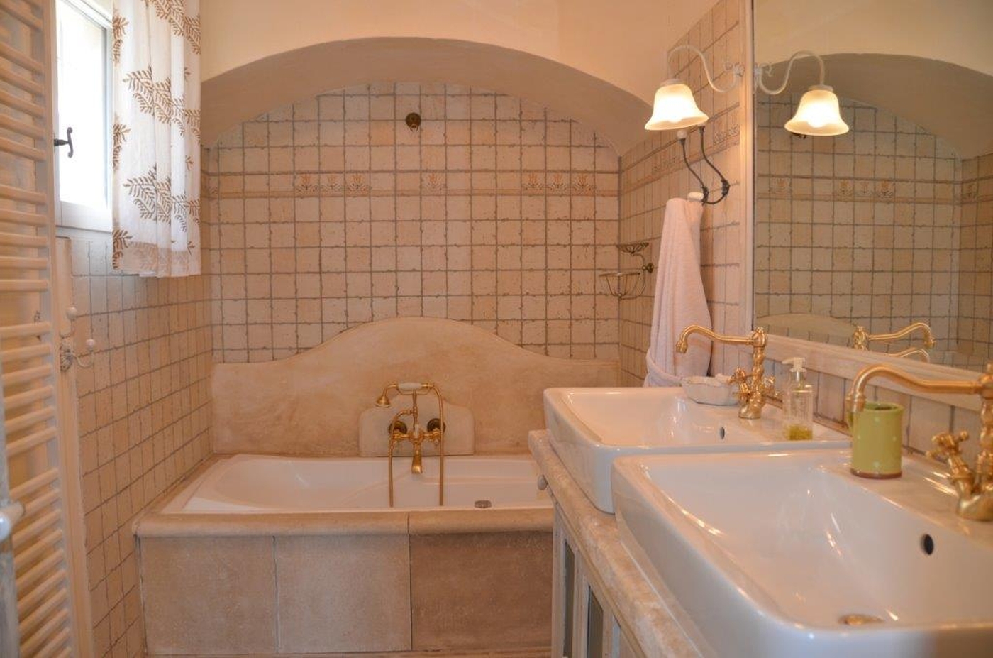 Bathroom with bathtub at Mas Laurent in Provence