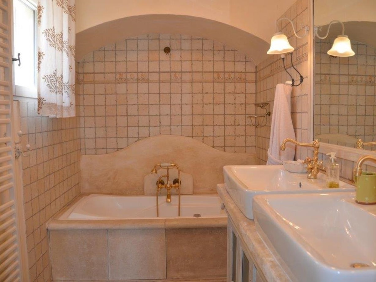 Bathroom with bathtub at Mas Laurent in Provence