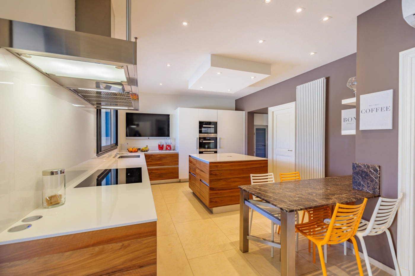 Kitchen with dining table at Mas Laurent in Provence