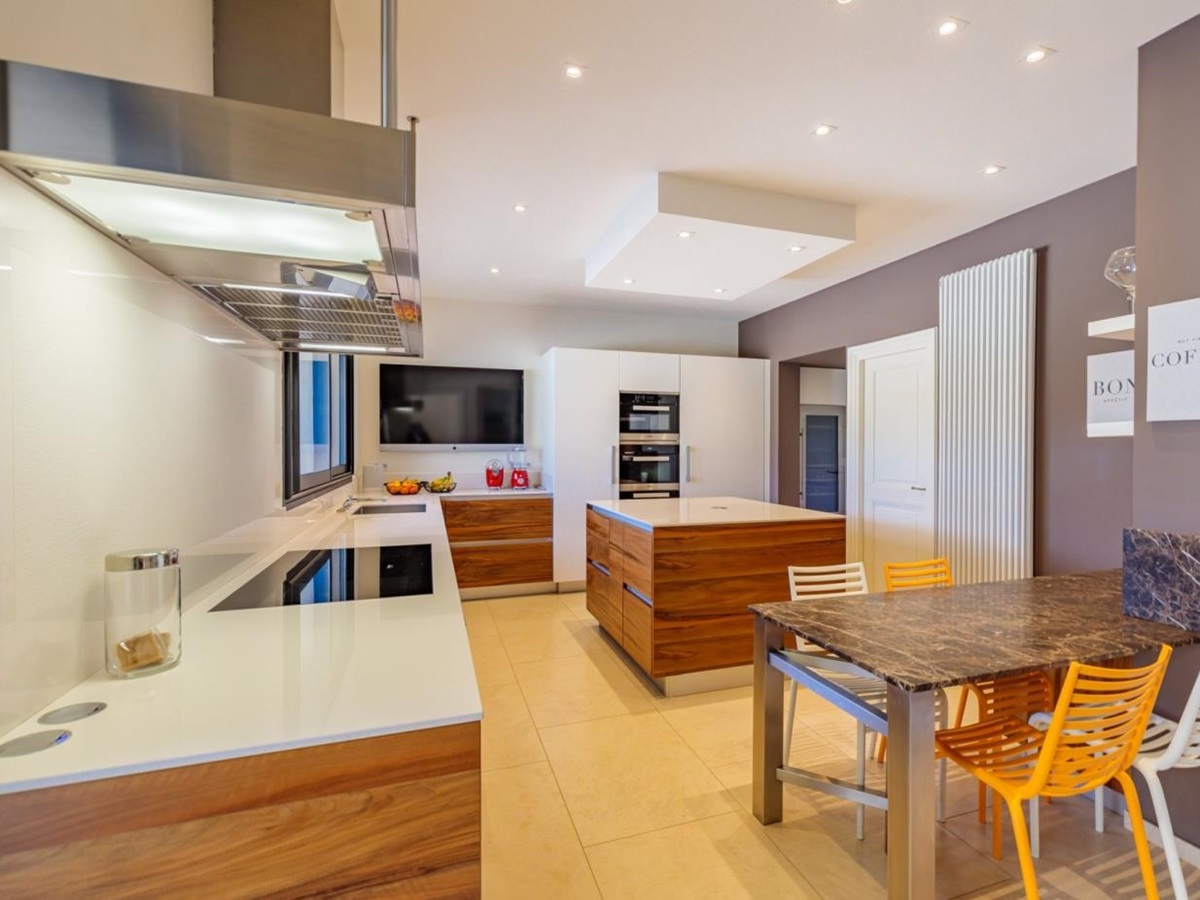Kitchen with dining table at Mas Laurent in Provence