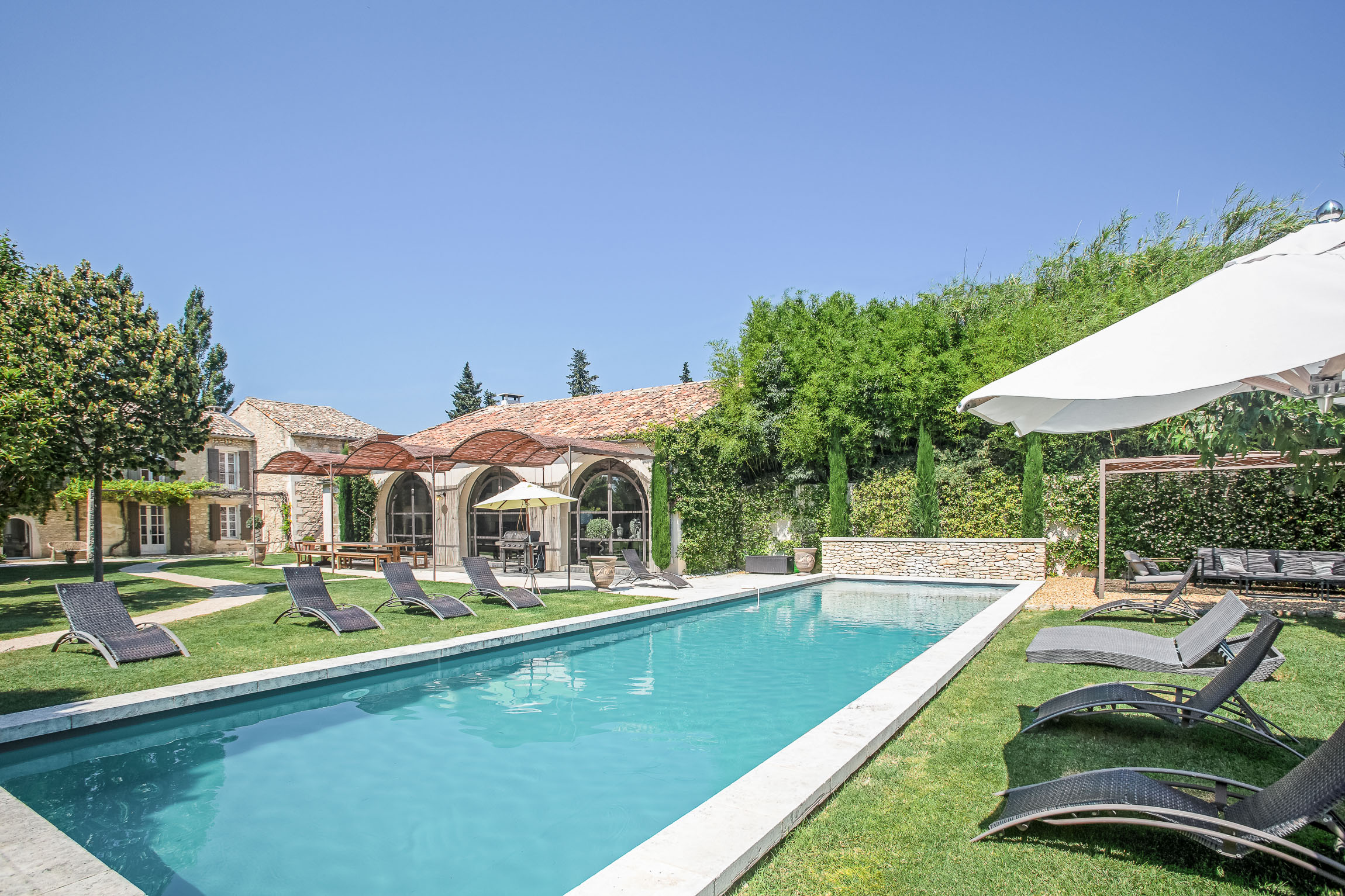 a view of the swimming pool and villa - Mas Peyre, St Remy