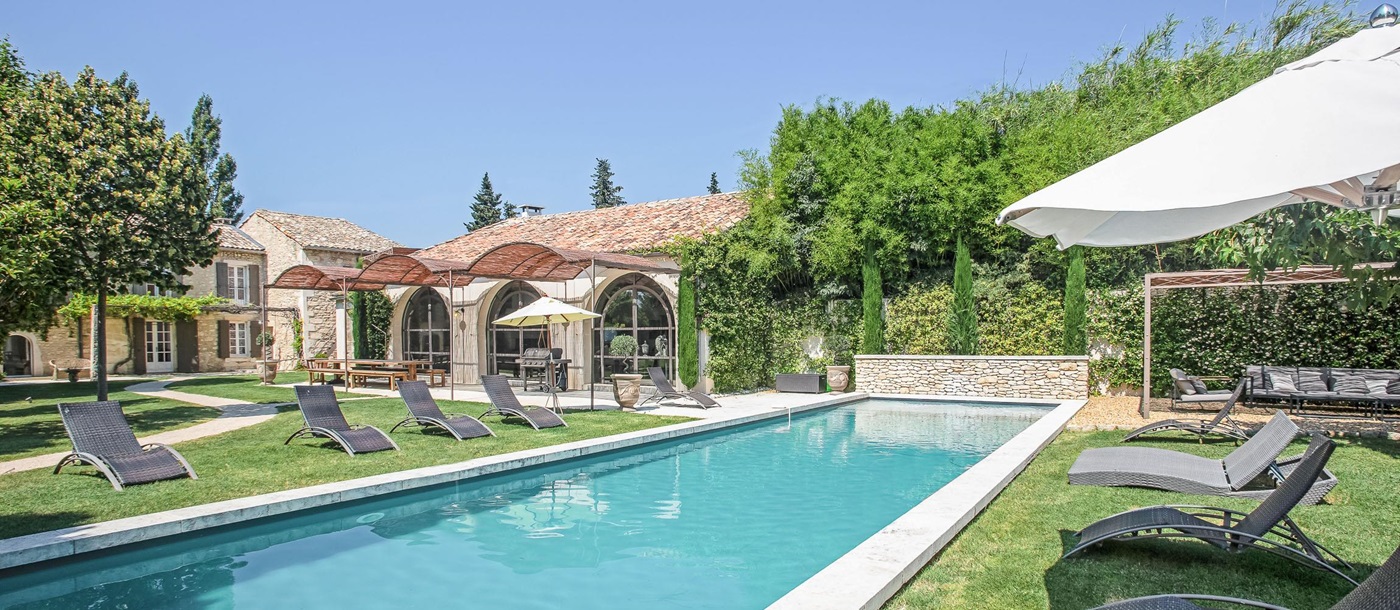 a view of the swimming pool and villa - Mas Peyre, St Remy