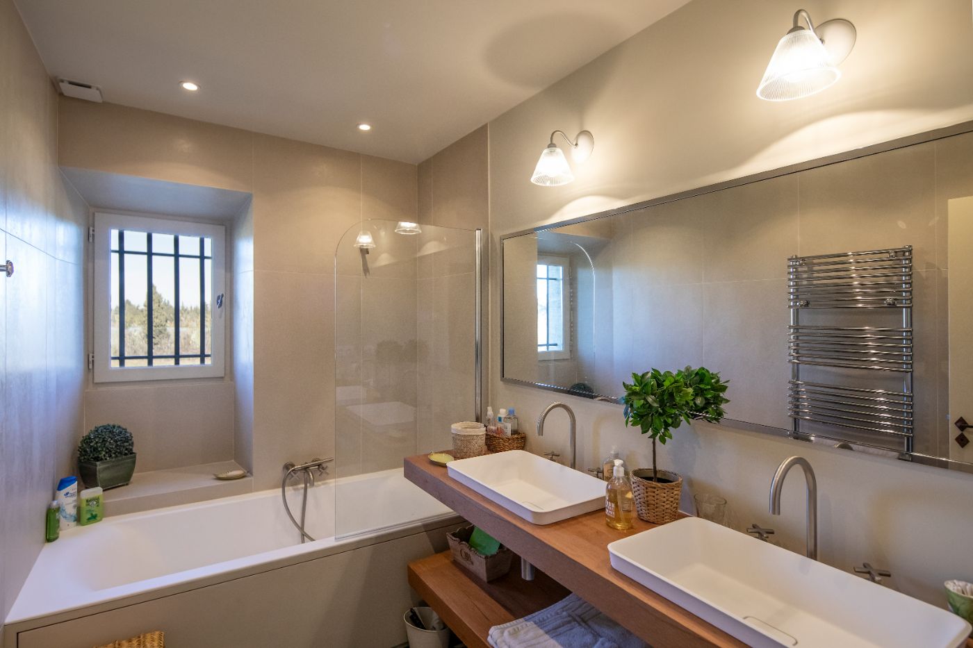An ensuite bathroom at Mas Roch.