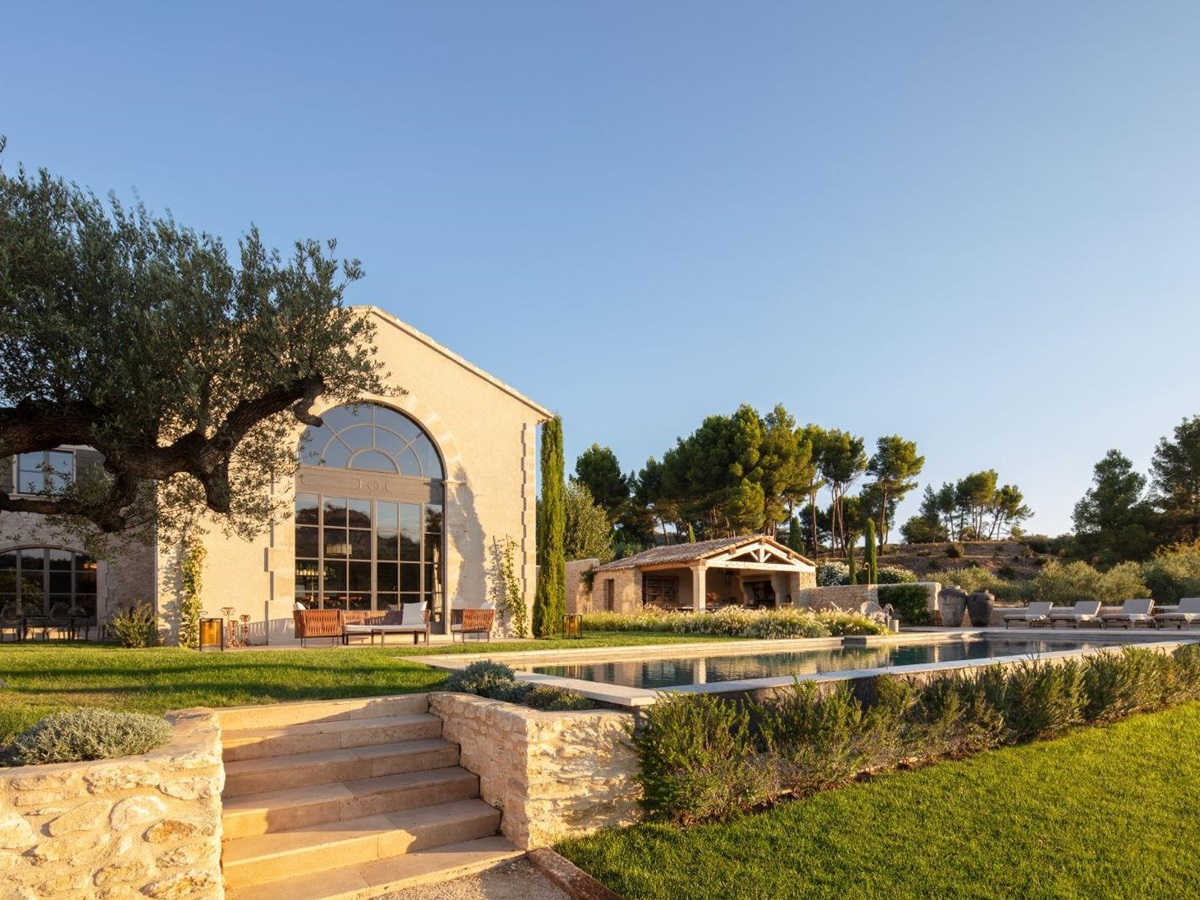 Full exterior of Villa Athena in Provence
