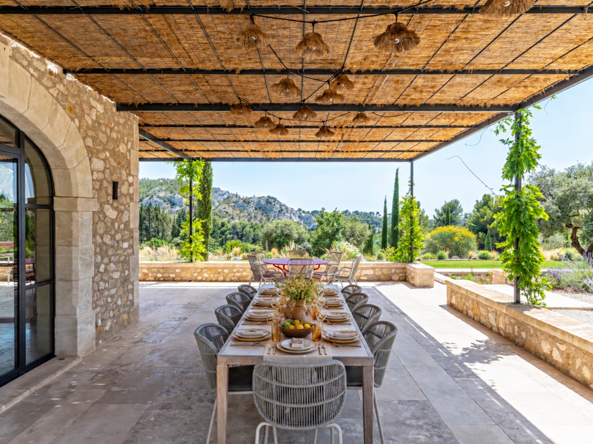 Outdoor dining area at Villa Olivier in Provence