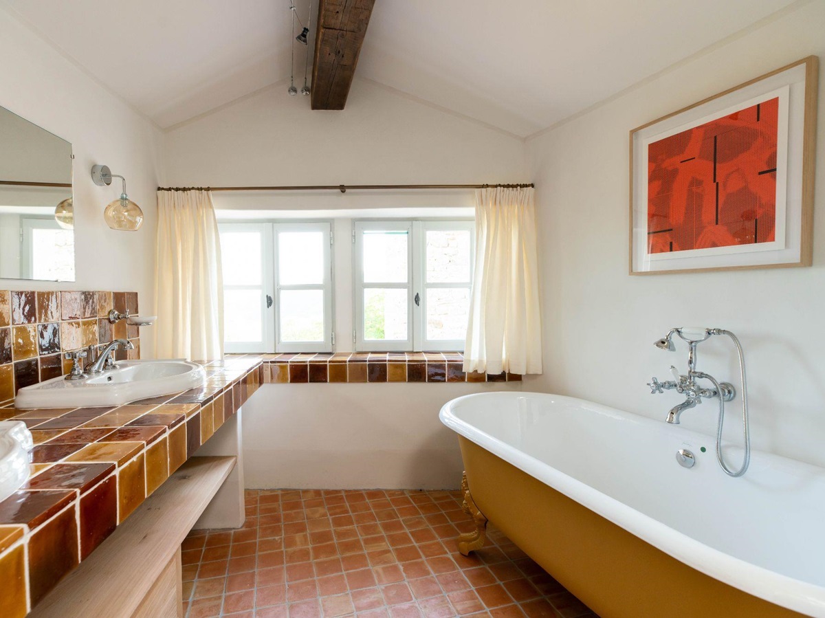 Le Mas de Sinety bathroom at Villa Thyme