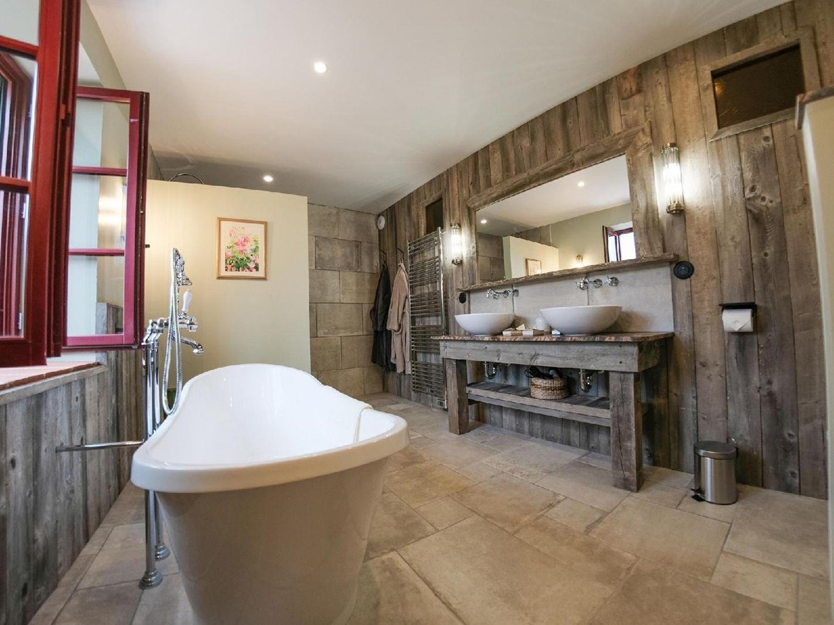 Bathroom with bath tub at Castelnou in South West France