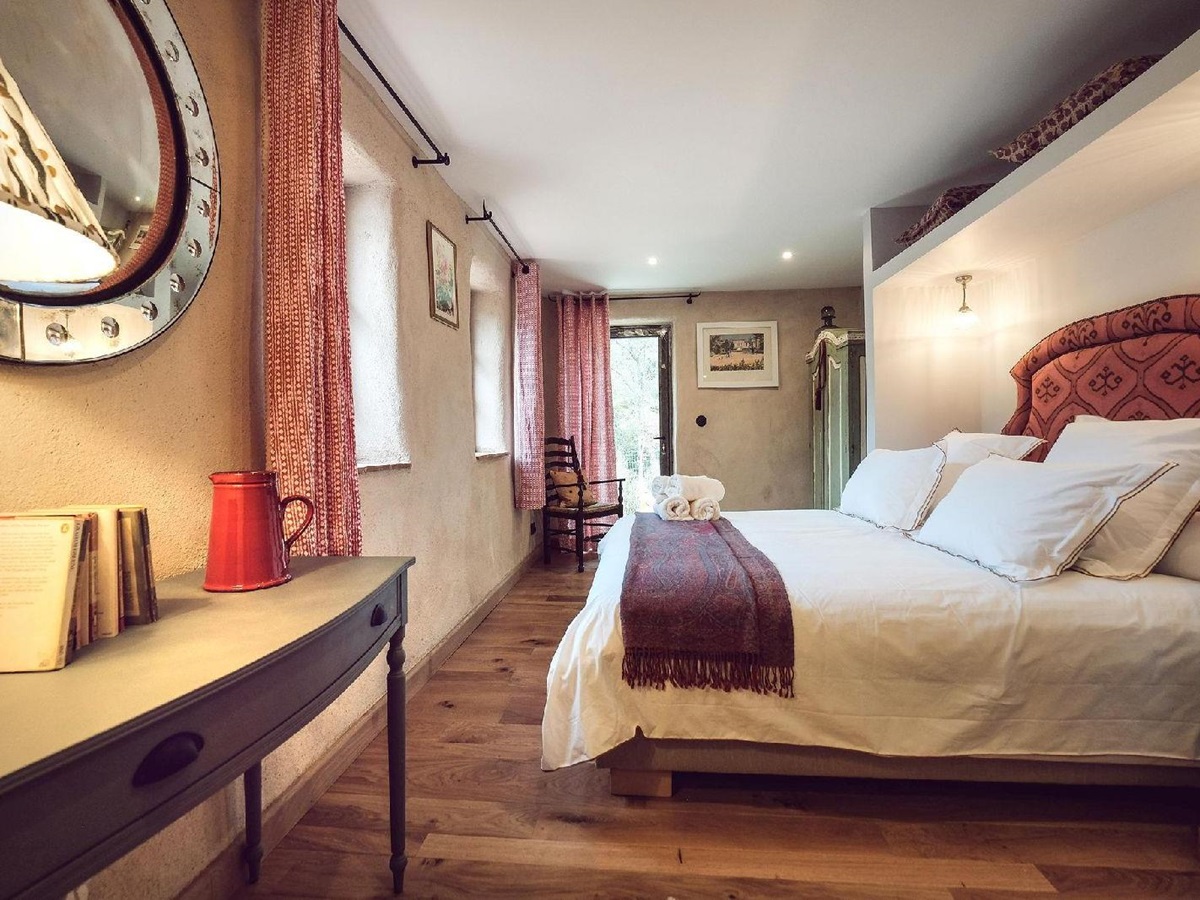Bedroom with double bed at Castelnou in South West France