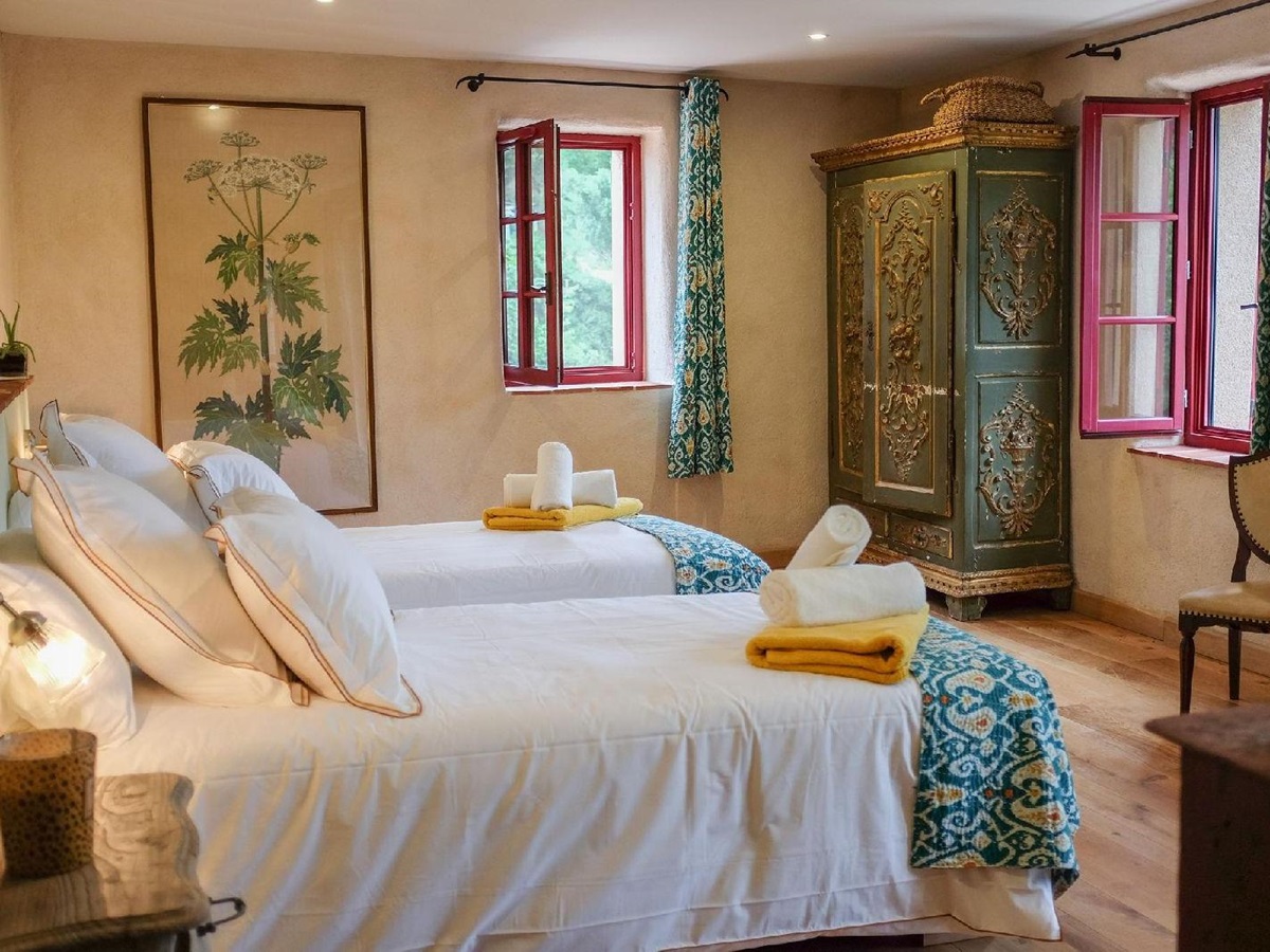Twin bedroom with blue sheets at Castelnou in South West France