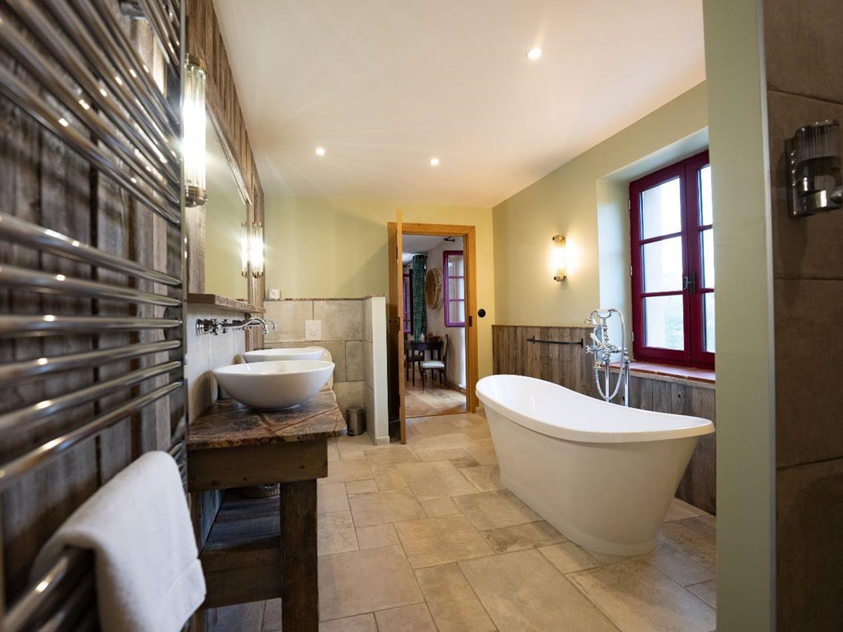 Bathroom 1 at Castelnou in South West France
