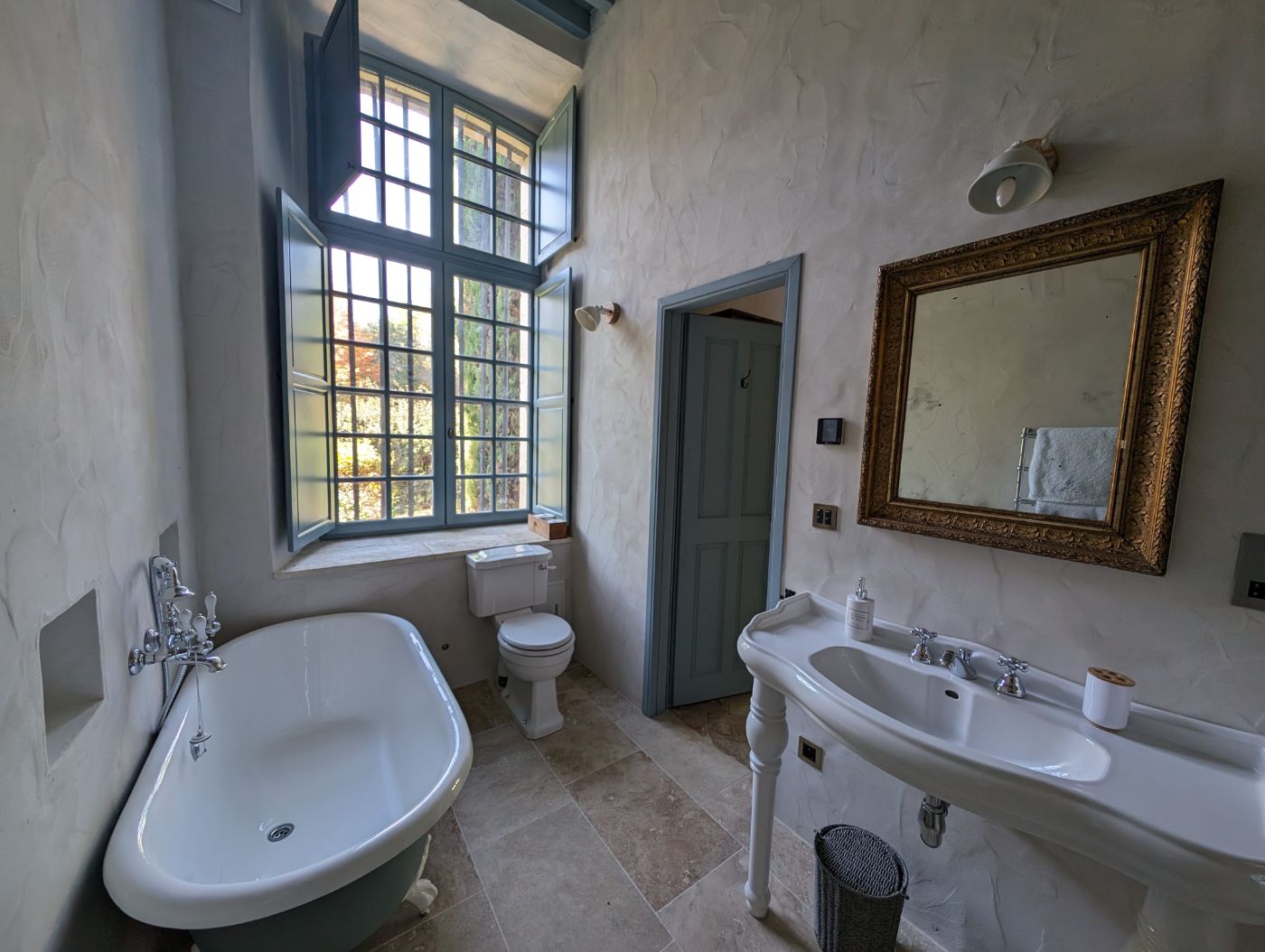 Bathroom 1 at Domaine Alauzie in South West France 