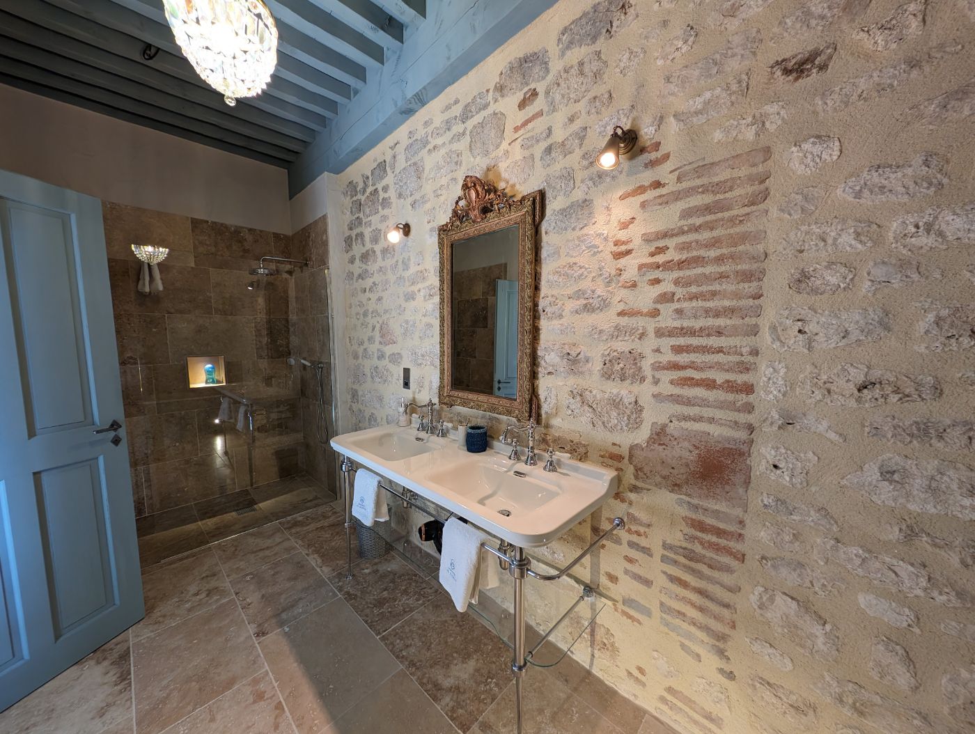 Bathroom 2 at Domaine Alauzie in South West France 