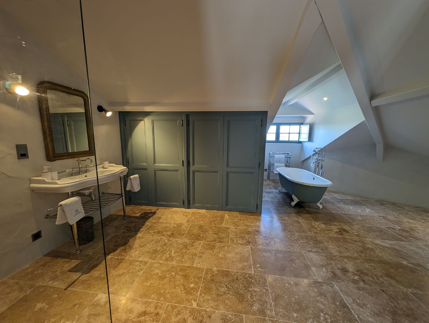Bathroom 4 at Domaine Alauzie in South West France 