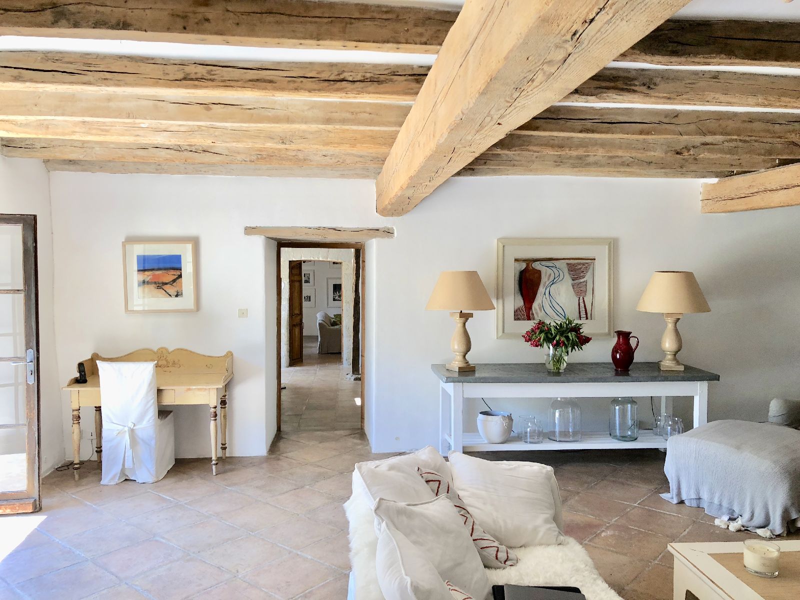 Living room with beams at Domaine de la Hille in France