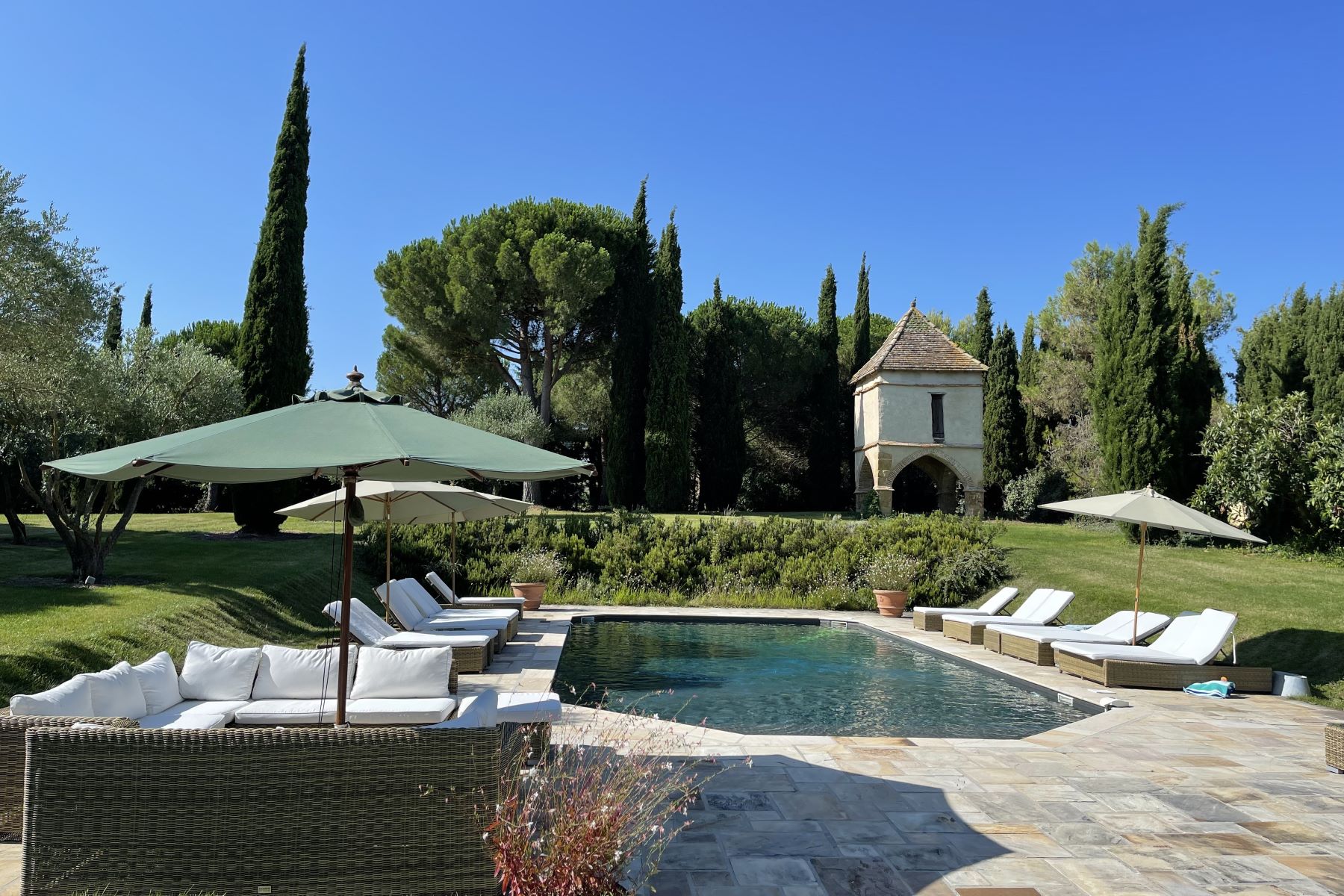 Pool and exterior of Domaine de la Hille in South West France