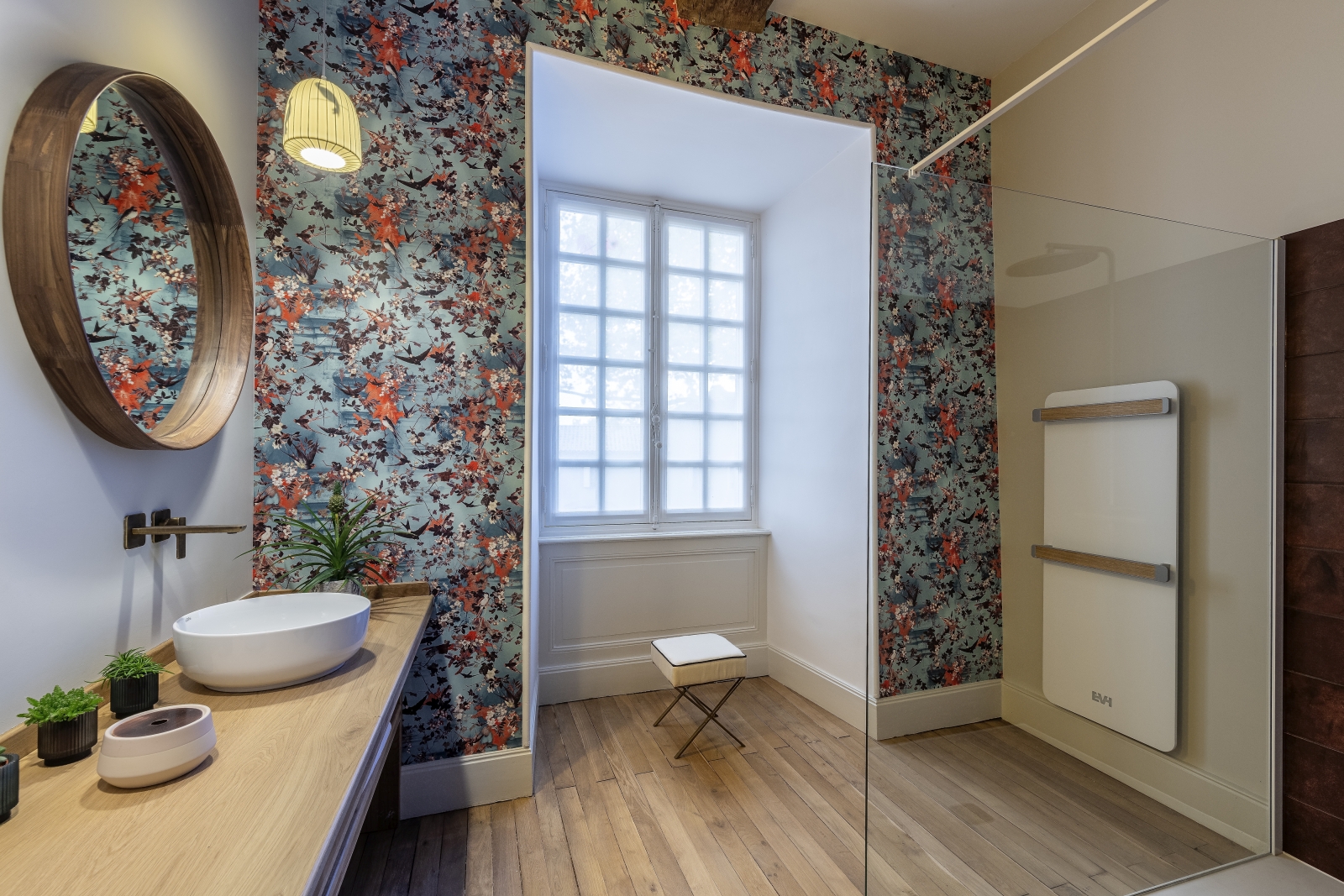 Bathroom with floral wallpaper and shower at Le Clos Colombier in France