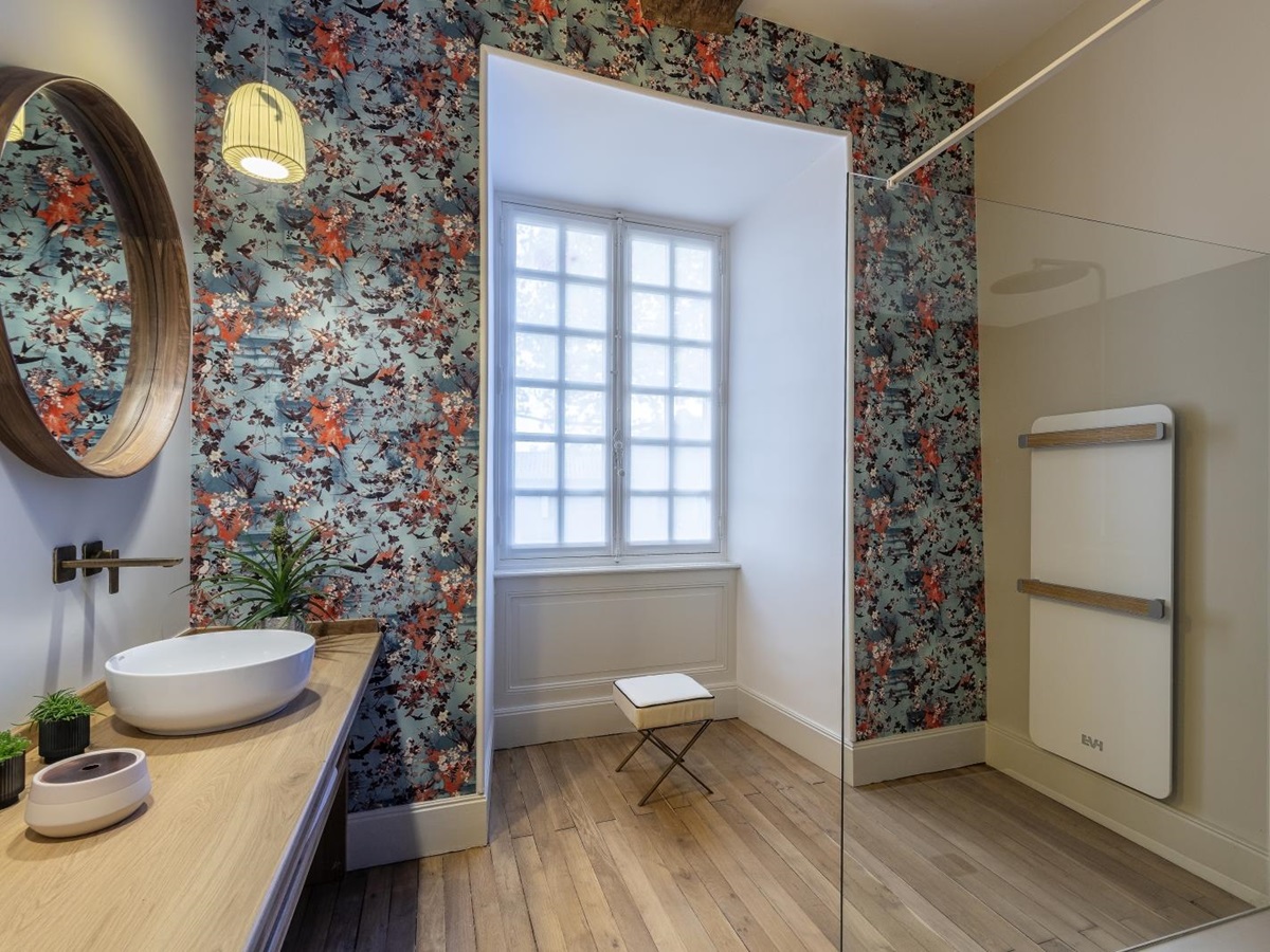 Bathroom with floral wallpaper and shower at Le Clos Colombier in France