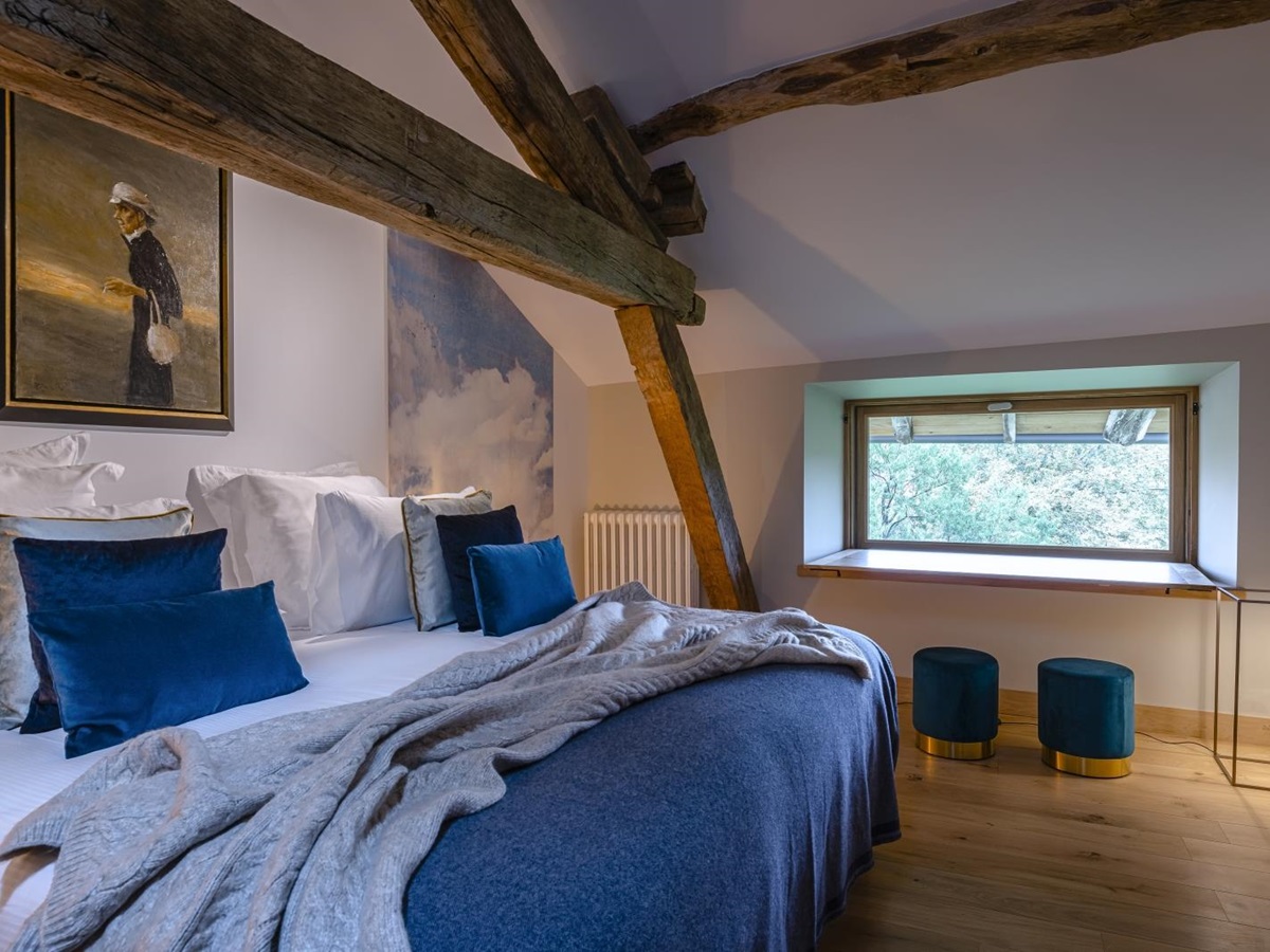 Double bedroom with blue and white bed linen at Le Clos Colombier in France