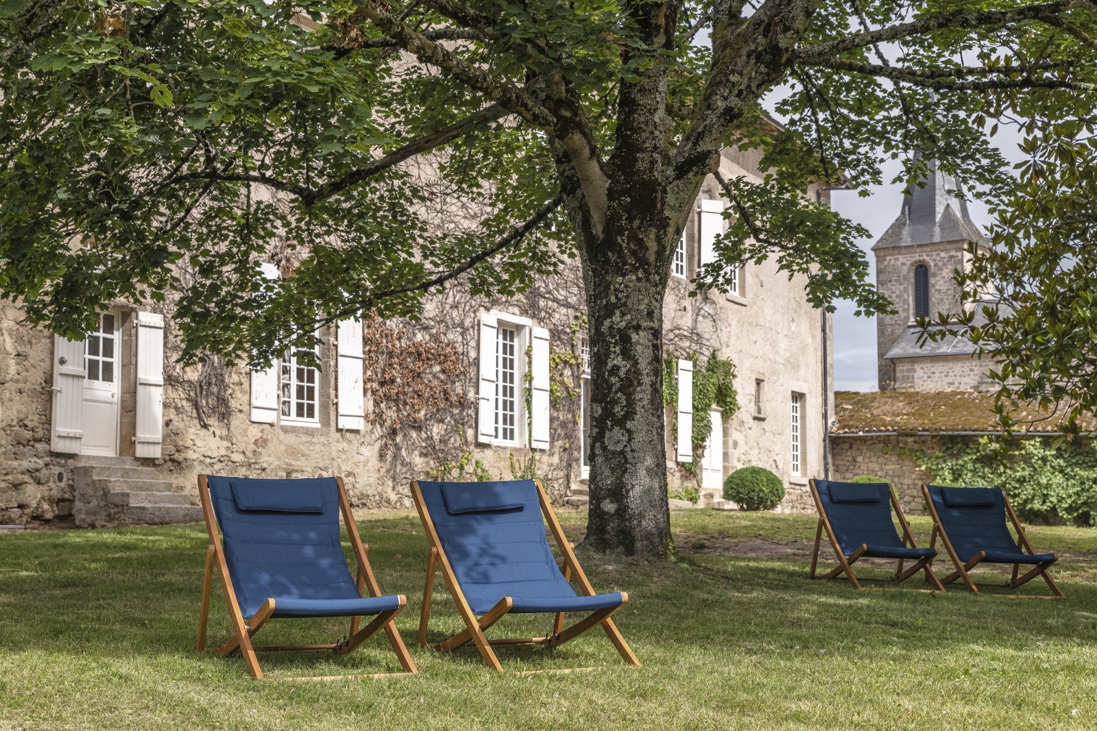 Two blue deckchairs in front of the house at Le Clos Colombier in France