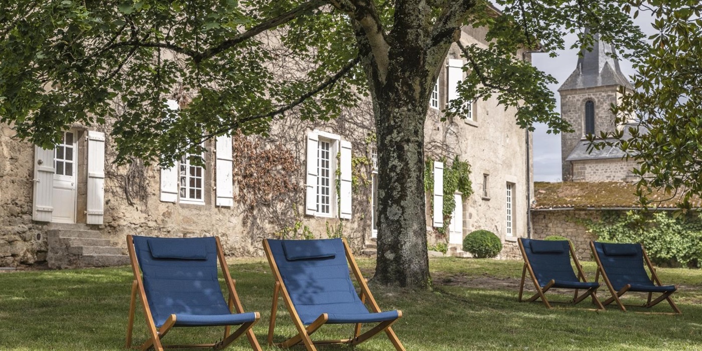 Two blue deckchairs in front of the house at Le Clos Colombier in France
