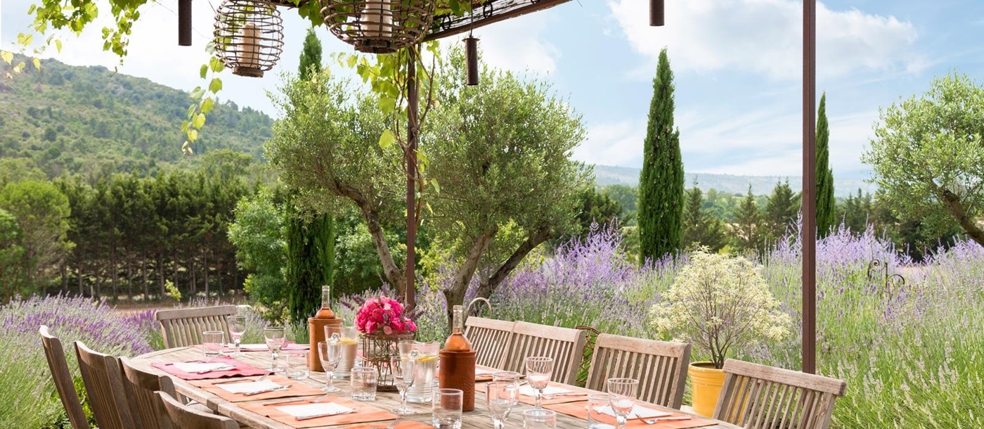 outdoor dining at Le Clos de Vignes, South West France