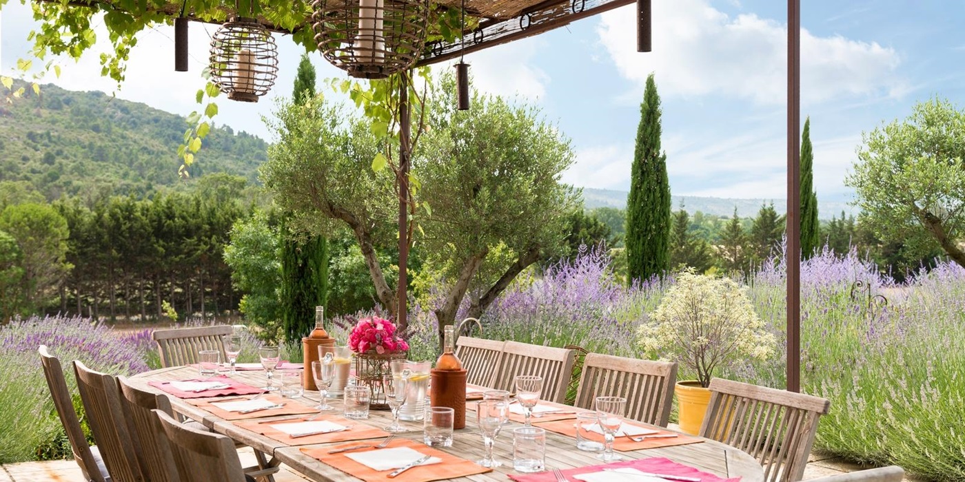 outdoor dining at Le Clos de Vignes, South West France