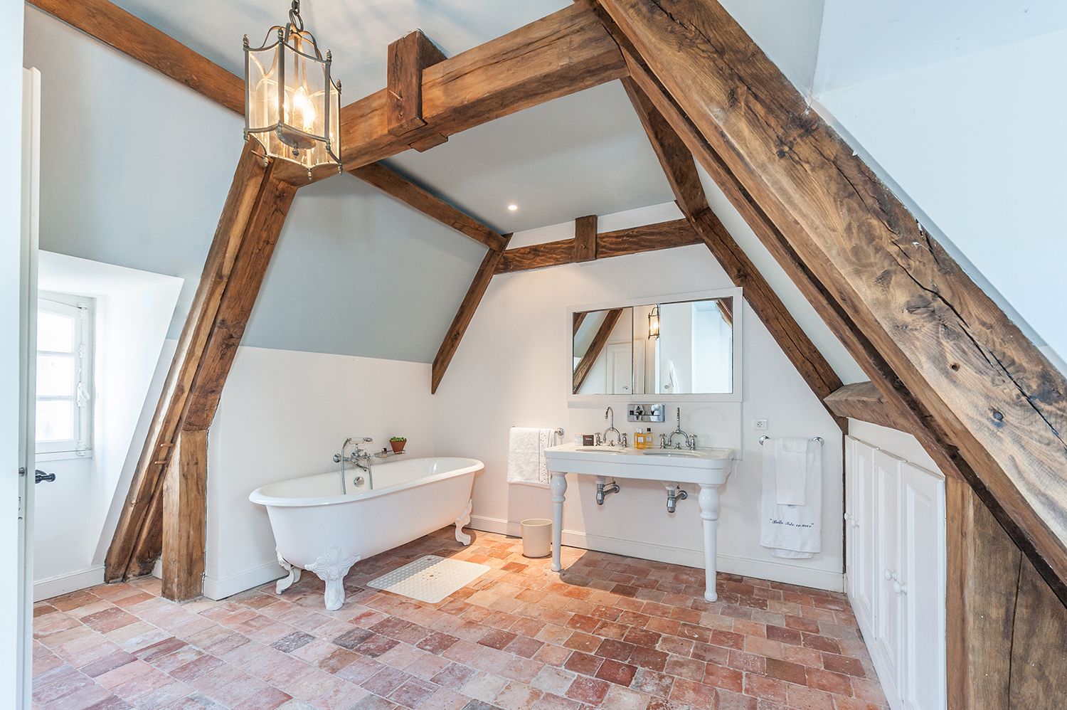 a bathroom at maison de cales