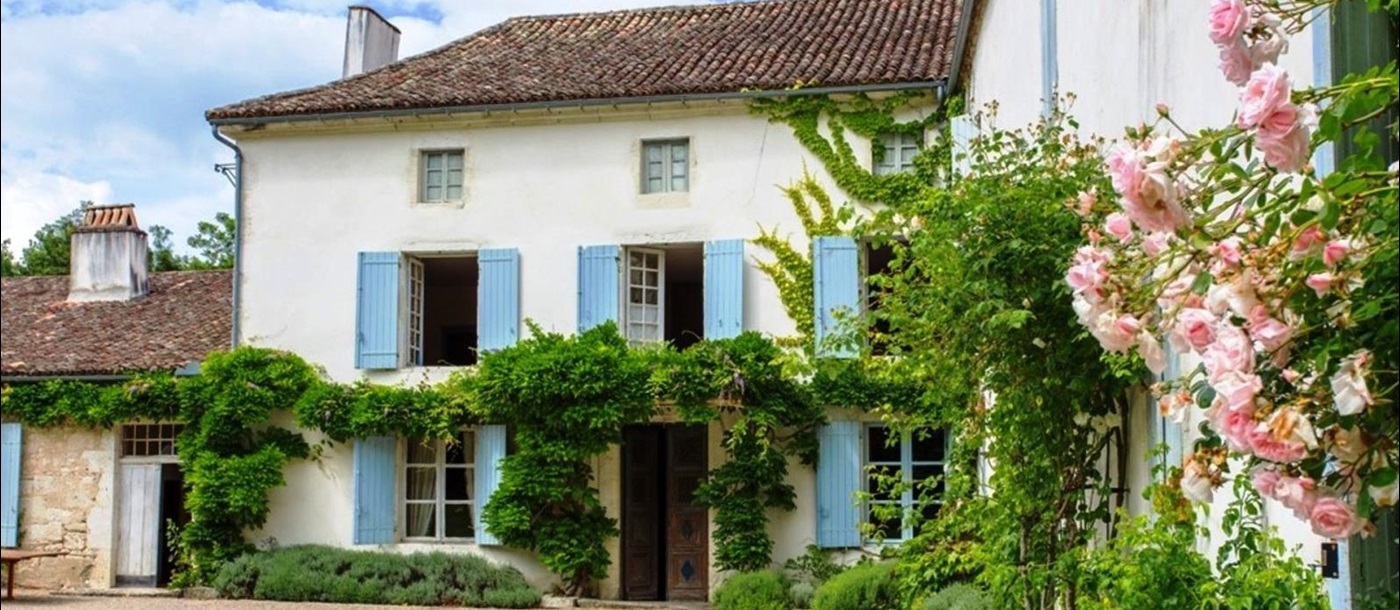 exterior view of luxury villa Manoir des Sources in the Dordogne region of France