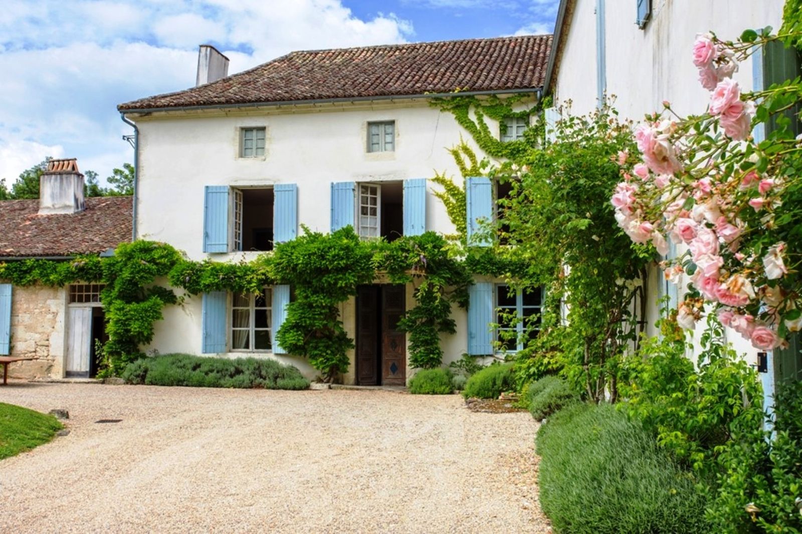 exterior view of luxury villa Manoir des Sources in the Dordogne region of France