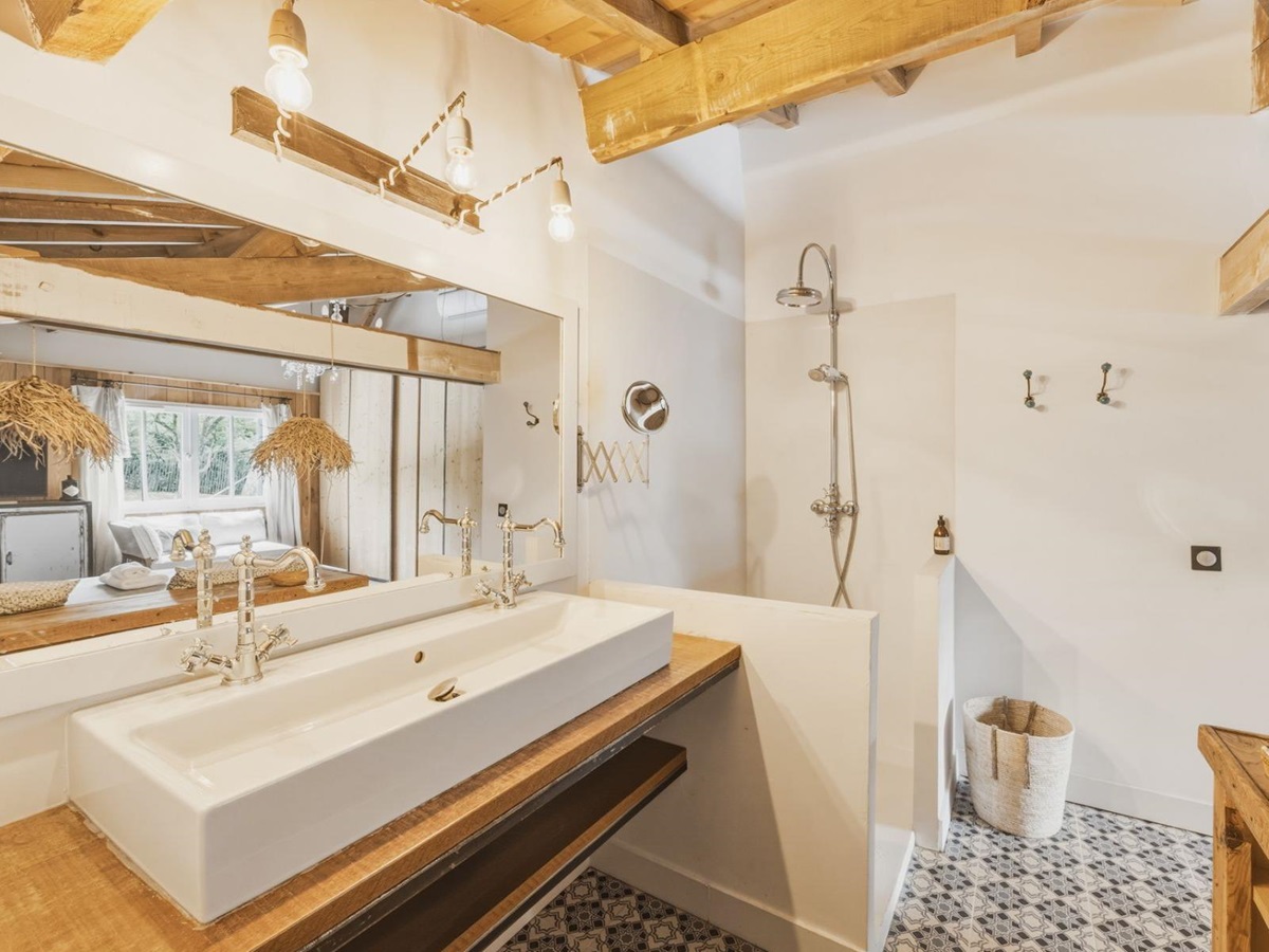 Bathroom at Villa de L'Herbe in South West France