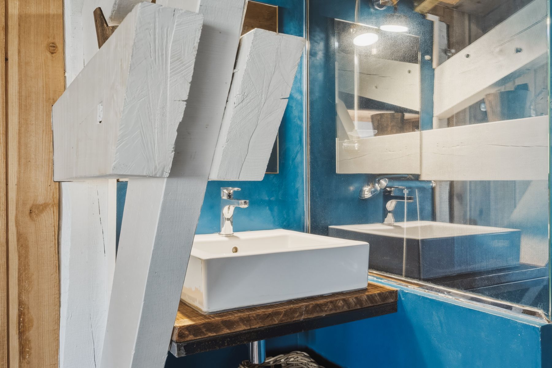 Blue bathroom at Villa de L'Herbe in South West France