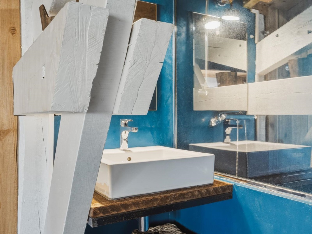 Blue bathroom at Villa de L'Herbe in South West France