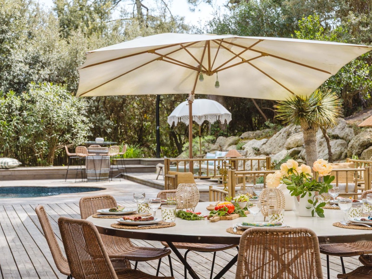 Outdoor dinner setup at Villa de L'Herbe in South West France