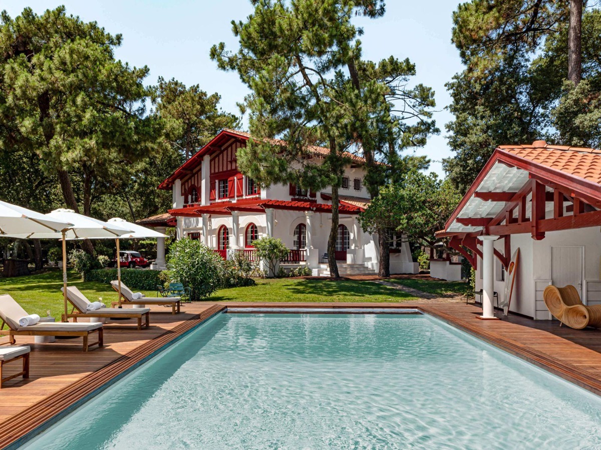 Swimming Pool and Full Exterior of Villa du Lac in South West France