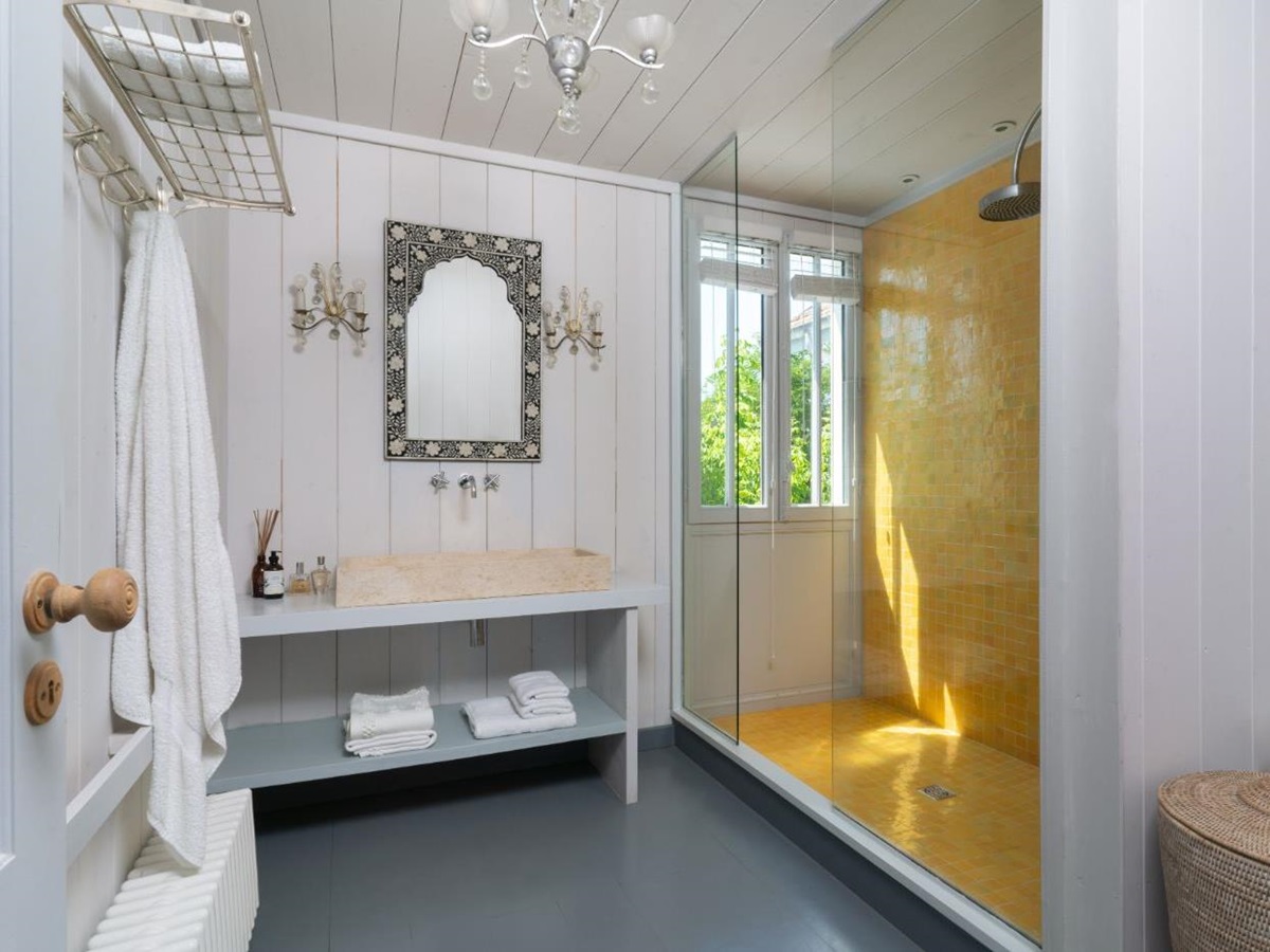 Bathroom at Villa Isabelle in South West France