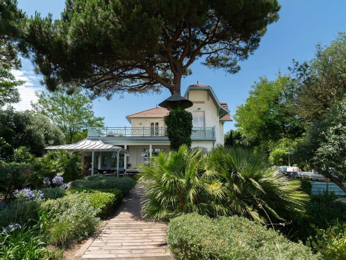 Exterior of Villa Isabelle in South West France