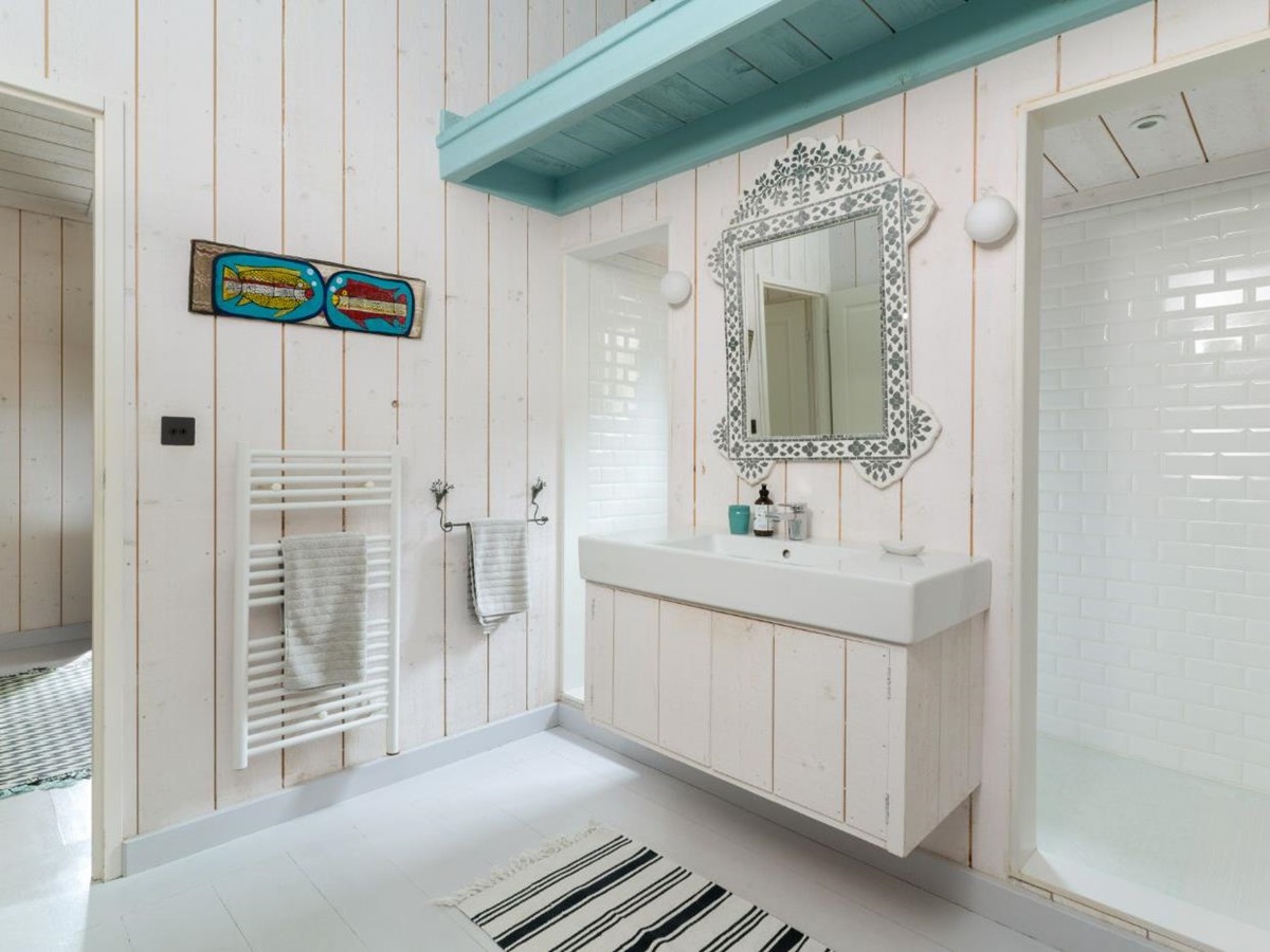Guesthouse bathroom at Villa Isabelle in South West France