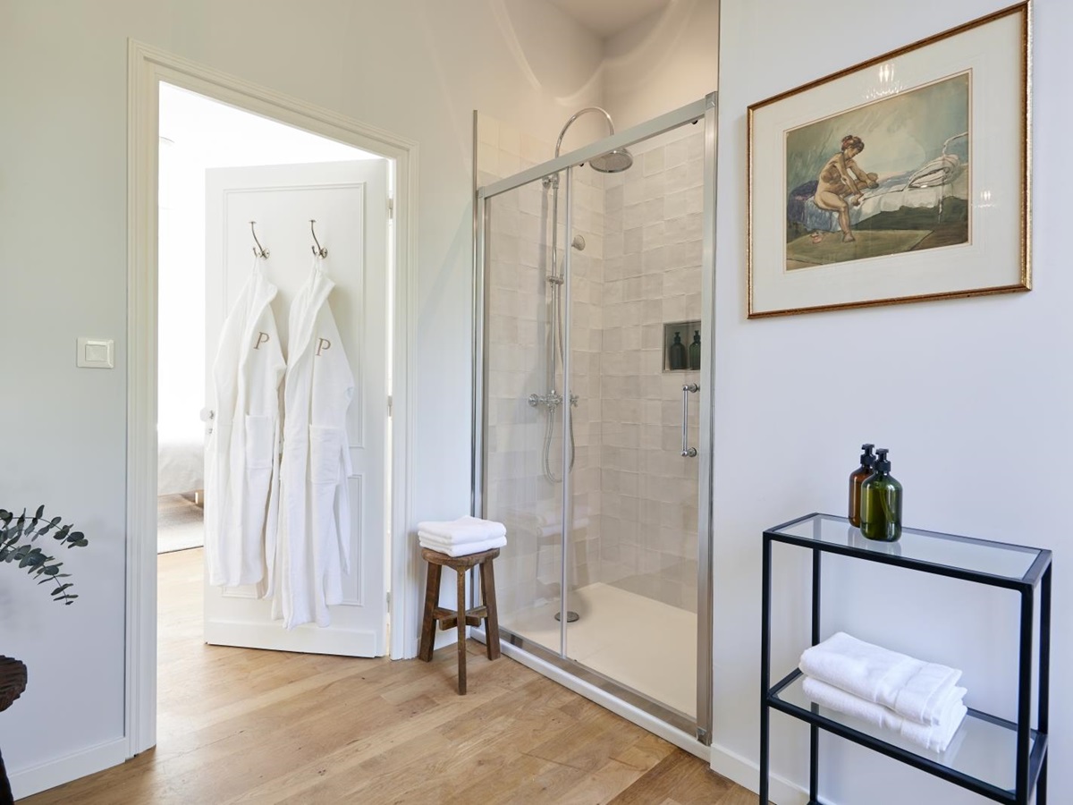 bathroom with walk-in shower at pomiera, france